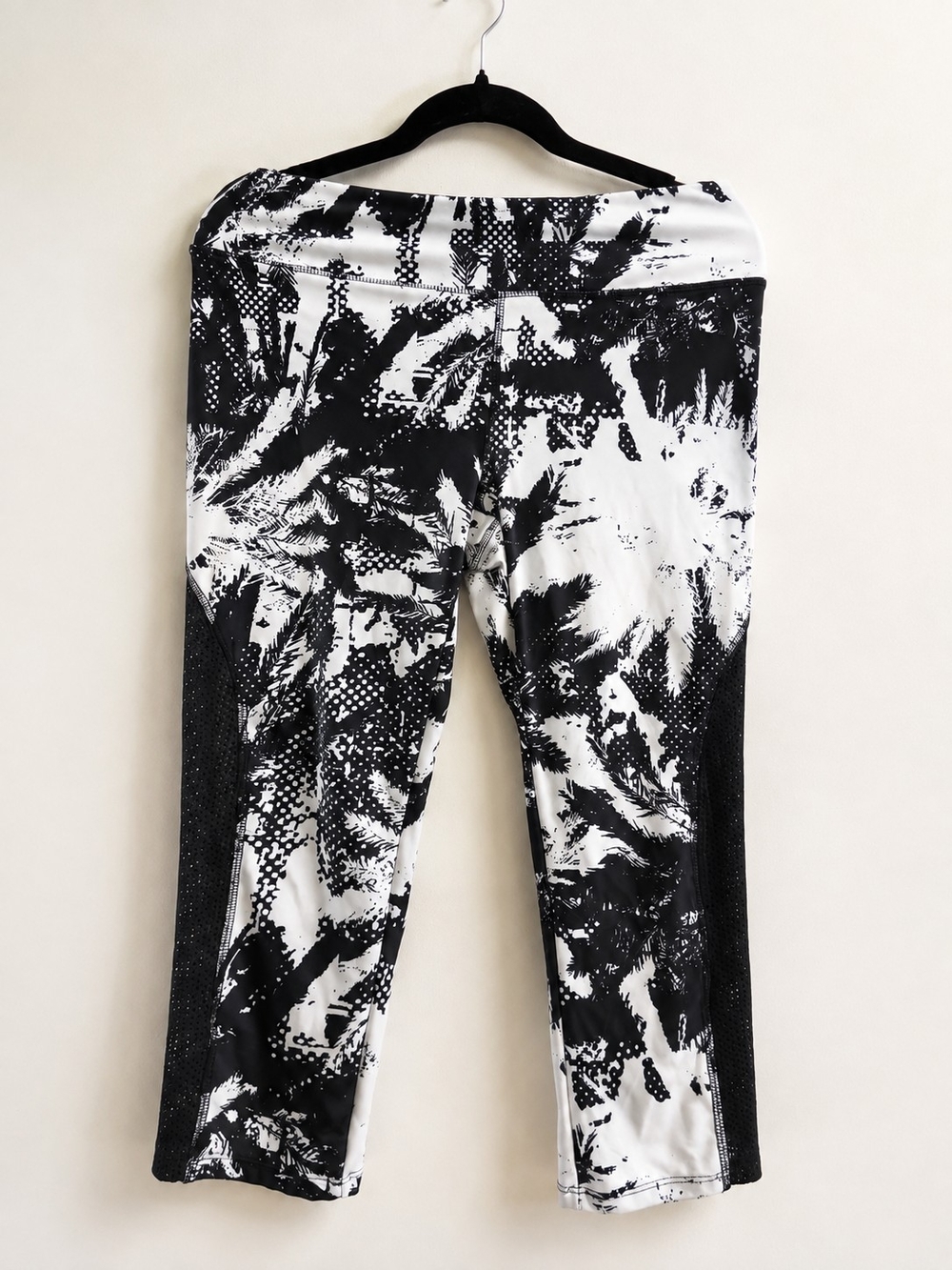 Black & White Printed Capri Leggings